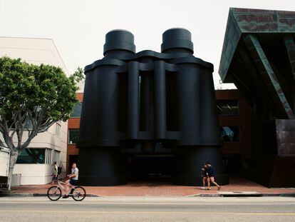 Edificio Chiat/Day o 'prismáticos' (1991), en Venice Beach, diseñado con los escultores Claes Oldenburg y Coosje Van Bruggen. Hoy aloja unas oficinas de Google.