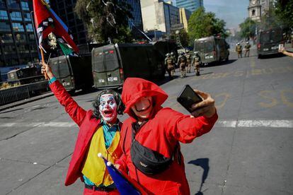 Un manifestante vestido del Joker y otro de un personaje de la serie 'La casa de papel', en las protestas antigubernamentales de Santiago de Chile este 30 de octubre. 