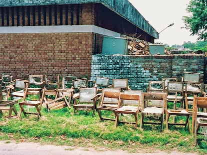 Durante años, centenares de sillas Chandigarh han languidecido amontonadas en almacenes institucionales, deterioradas por el tiempo y el uso; no todas las piezas de Pierre Jeanneret que vee en revistas de decoración roceden del mismo sitio.