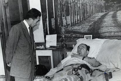 Manuel Araya Osorio (de pie), chófer y secretario personal de Neruda, junto al poeta en una clínica de Santiago, en 1973.