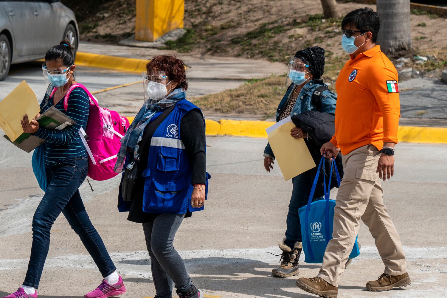 Onelia Alonso cruza el puente fronterizo acompañada de personal de Instituto Nacional de Migración mexicana y las Naciones Unidas.