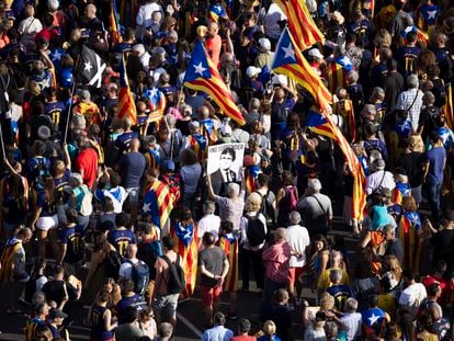 Un hombre porta un retrato de Carles Puigdemont en la manifestación de la Diada, este lunes.