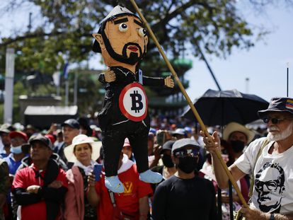 Un excombatiente guerrillero sostiene un muñeco alusivo al presidente salvadoreño, Nayib Bukele, el 15 de enero en San Salvador (El Salvador).