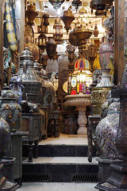Una tienda de lámparas en la medina de la ciudad marroquí.