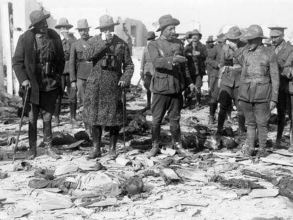 El general Dámaso Berenguer, alto comisario del protectorado de Marruecos, visita con otros oficiales militares la posición de Monte Arruit, en octubre de 1921. Entre los restos de los soldados muertos, se tapa el rostro con un pañuelo para evitar el hedor.