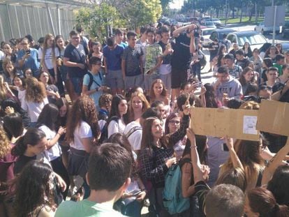 Estudiants protesten contra el professor.