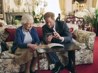 El príncipe Harry muestra el mensaje de Michelle Obama a la reina Isabel.