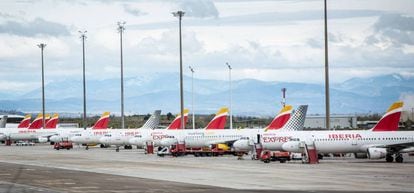 Aviones de Iberia, Vueling e Iberia Express estacionados en el aeropuerto de Madrid-Barajas.