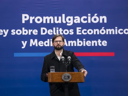 El presidente, Gabriel Boric, durante la promulgación de la Ley sobre Delitos Económicos y Medioambiente, hoy, en Santiago (Chile).