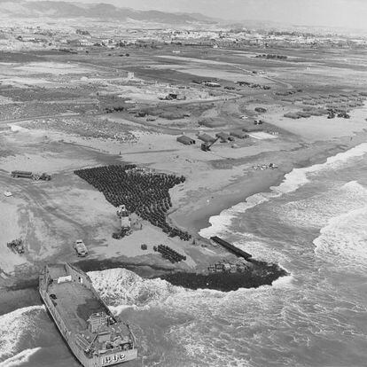 La playa de Palomares, en 1966, durante la carga en el barco estadounidense de los bidones de arena contaminada. 