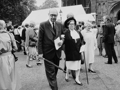 Philip Larkin, con su pareja, Monica Jones, en el funeral por el poeta laureado John Betjeman en la Abadía de Westminster el 29 de junio de 1984, en Londres.