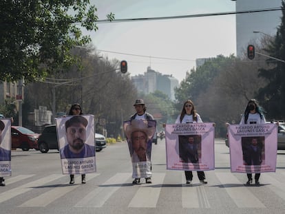 Familiares y amigos del abogado Ricardo Lagunes y del líder comunal de Aquila, Michoacán, Antonio Díaz, desaparecidos en la frontera entre Michoacán y Colima el 15 de enero 2023, llevaron a cabo una serie de protestas en la Ciudad de México para exigir la presentación con vida de los defensores.