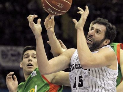 Hernang&oacute;mez, a la izquierda, y el alero del Bilbao Basket Alex Mumbr&uacute; pugnan por el bal&oacute;n.