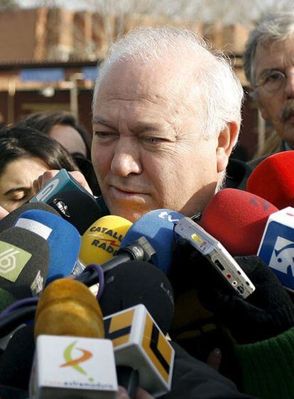 El ministro de Asuntos Exteriores, Miguel Ángel Moratinos, atiende a los medios de comunicación en la base aérea de Torrejón de Ardoz.