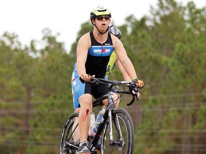 Chris Nikic, durante la parte en bicicleta de la competición, en Florida. En vídeo, el momento en el que Nikic completa la carrera.