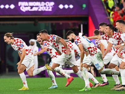 Los jugadores de Croacia celebran la victoria ante Brasil tras su encuentro de cuartos de final del Mundial de Qatar 2022, en Doha, el pasado viernes.