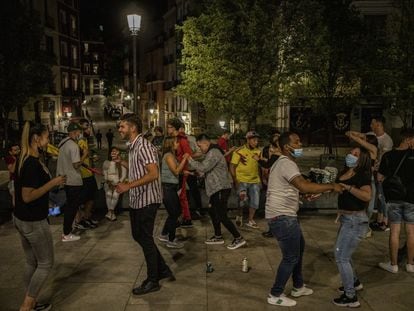 Un grupo de jóvenes celebran el fin del estado de alarma, en la madrugada del domingo en Madrid.