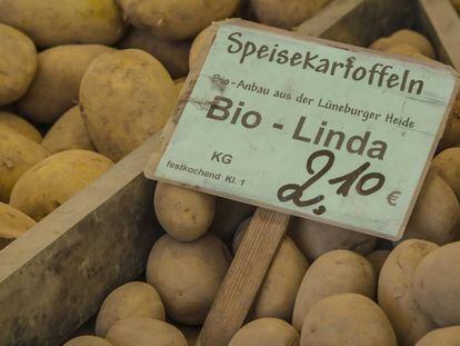 Patatas ecol&oacute;gicas en un puesto de un mercadillo en Berl&iacute;n.