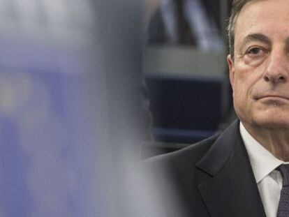 STR002. ESTRASBURGO (FRANCIA), 01/02/2016.- El presidente del Banco Central Europeo (BCE), Mario Draghi, participa en el debate del informe anual de la entidad de 2014, en el Parlamento Europeo de Estrasburgo, Francia, el 1 de febrero del 2016. EFE/Patrick Seeger