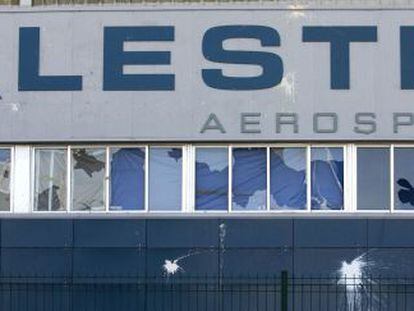 Fachada de la planta de Alestis con varios cristales rotos tras una de las protestas de los trabajadores, en 2011.  