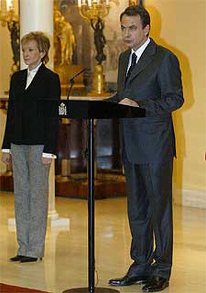 Zapatero, ayer, con la vicepresidenta Fernández de la Vega.