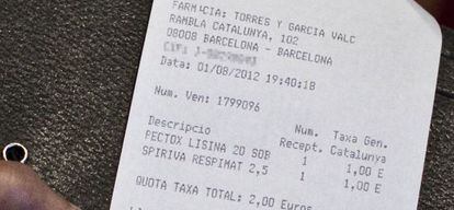 Un tique de pensionista de Barcelona que debe pagar el euro por receta en agosto.