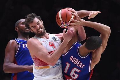 Gasol pelea un rebote con Gobert