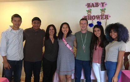 Mark Zuckerberg, su esposa, Priscilla Chan, a la izquierda y sus alumnos. 