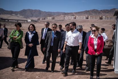 El presidente Gabriel Boric Font durante un recorrido por la zona de explotación del litio en Antofagasta.