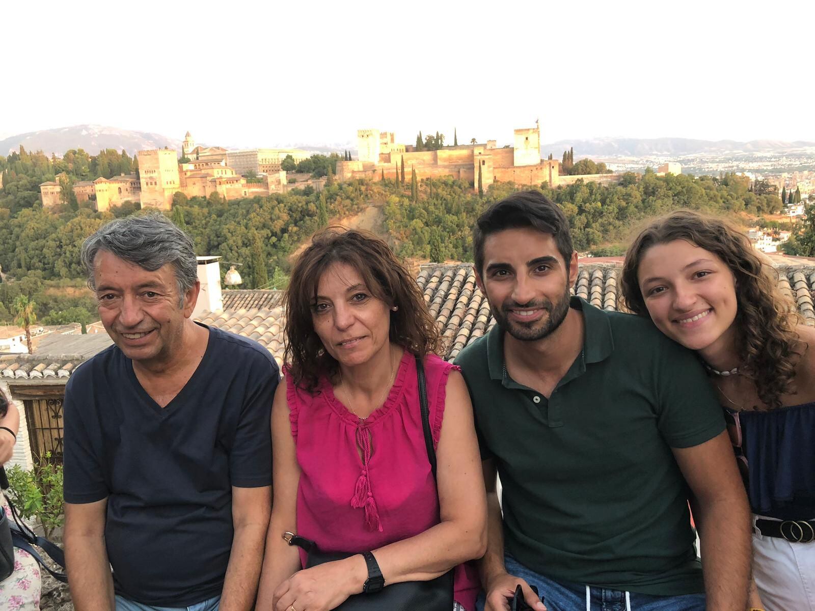 Imagen reciente cedida por la familia de Vicenta, fallecida el pasado 5 de enero, junto a su marido, Isidro (izquierda), y sus hijos Raúl y Paula