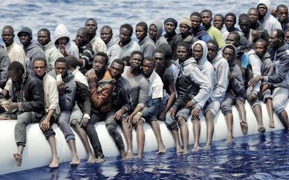Migrantes rescatados frente a la costa de Libia.