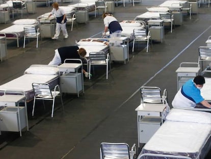 Empleadas municipales limpian el hospital de campaña en Sant Andreu de la Barca, en Barcelona.