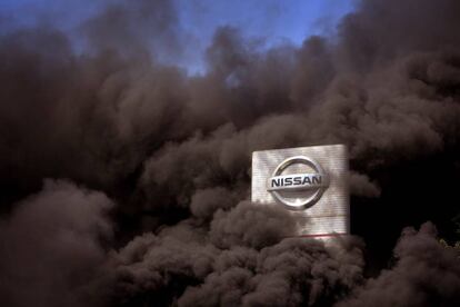 El humo se eleva sobre la fábrica de Nissan mientras los trabajadores queman neumáticos durante una protesta en Barcelona, España,