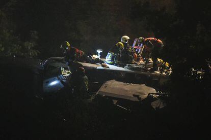 Primeros auxilios en uno de los vagones del tren.