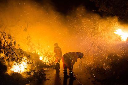 Operarios de la UME luchan contra el fuego en As Neves (Pontevedra), el 15 de octubre de 2017.