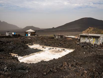Las sucesivas erupciones volcánicas a través de los siglos han ido conformando el paisaje de aspecto lunar donde se encuentra la localidad de Cha das Caldeiras, en la isla caboverdiana de Fogo.