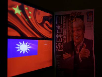 Las banderas de China y Taiw&aacute;n junto a la portada de un peri&oacute;dico con Trump, en Taip&eacute;i.