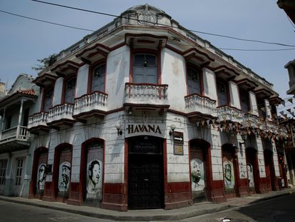Un bar cerrado debido a la pandemia en Cartagena de Indias.