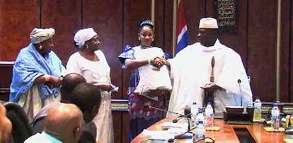 Fatou Jallow recibe un premio de belleza de manos de Yahya Jammeh, en una imagen de 2014 cedida por Human Rights Watch.