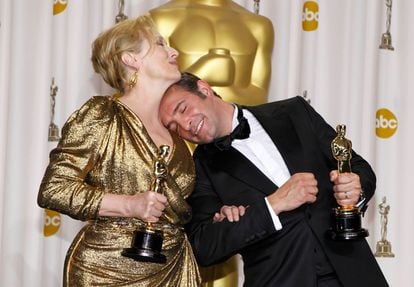 Meryl Streep, Oscar a la mejor actriz por 'La dama de hierro', y Jean Dujardin, Oscar al mejor actor por 'The Artist', posan tras la entrega de los premios de la Academia.