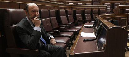 Alfredo Pérez Rubalcaba, al acomodarse en su escaño, y que es el otro foco de atención del Congreso tras los resultados en las elecciones del domingo en el País Vasco y Galicia.