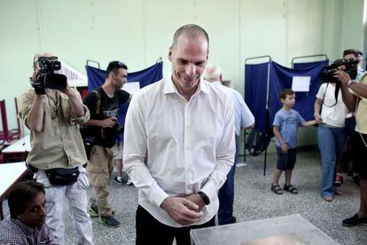 El ministro de Economía Yanis Varoufakis vota en Atenas.