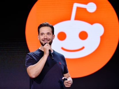 Alexis Ohanian, cofundador y CEO de Reddit, da una conferencia en una feria de marketing en Los Ángeles en 2017.