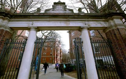 Una de las puertas de acceso al campus de la Universidad de Harvard.
