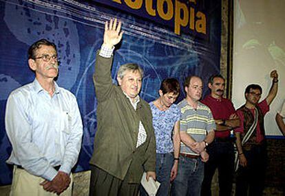 Julen Madariaga, a la izquierda, y Patxi Zabaleta, al lado, junto al resto de la ejecutiva de Aralar, durante la clausura del congreso constituyente de la formacion, en junio de 2002.