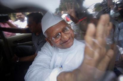 Anna Hazare, el activista que pide la aprobación de la ley anti corrupción en India, saluda a sus simpatizantes después de ser arrestado por iniciar una huelga de hambre para promover su causa.