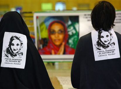 Dos personas, con leyendas en su espalda, protestan en el aeropuerto de Lanzarote por la situación de la activista saharaui Aminetu Haidar.