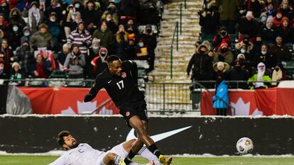 Larin anota el primer gol frente a México, este martes.