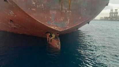 Los tres polizones que llegaron a Las Palmas de Gran Canaria en el timón de un petrolero procedente de Lagos (Nigeria), en una imagen de Salvamento Marítimo.