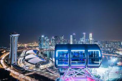Vista del 'skyline' de Singapur desde lo alto de la noria Singapore Flyer.